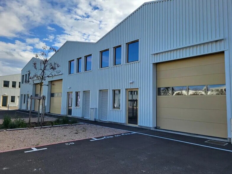 22 Rue Marius Grosso, Vaulx-en-Velin à louer - Photo de l’immeuble – Image 2 sur 7