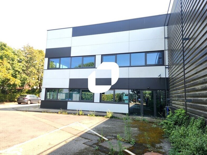 2 Avenue Des 3 Peuples, Montigny-le-Bretonneux à louer - Photo de l’immeuble – Image 2 sur 15