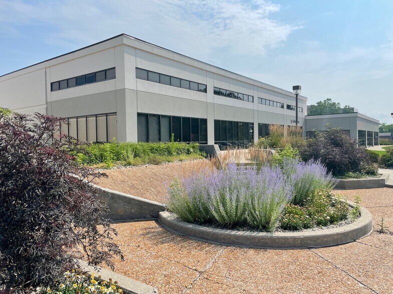 8765 Guion Rd, Indianapolis, IN à louer - Photo de l’immeuble – Image 1 sur 4