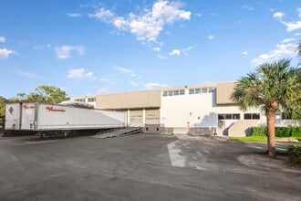 5800 Miami Lakes Dr, Miami Lakes, FL à louer Photo de l’immeuble– Image 2 sur 4