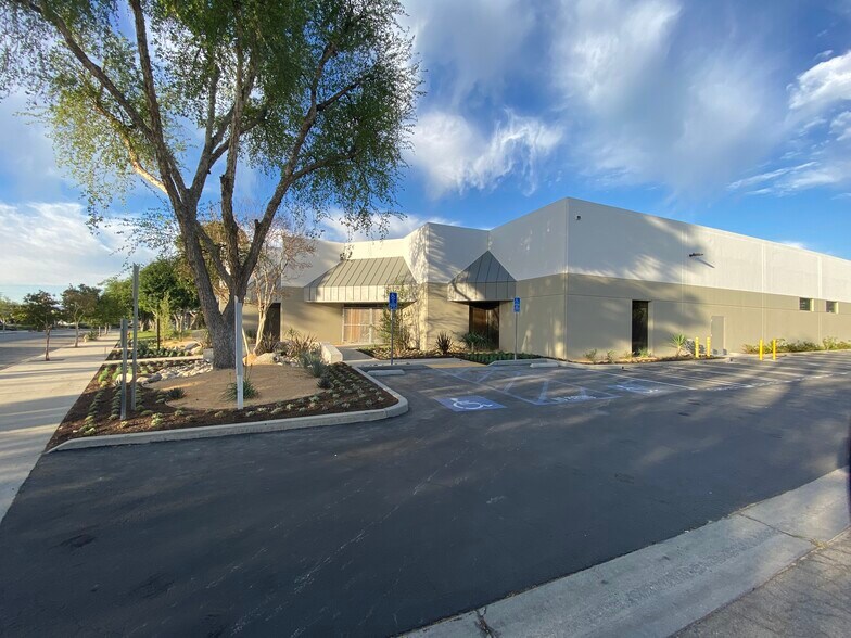 9207 Eton Ave, Chatsworth, CA à louer - Photo de l’immeuble – Image 2 sur 14