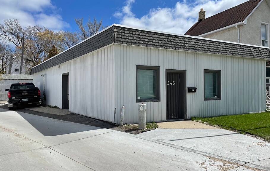 545 Telfer St S, Winnipeg, MB à vendre - Photo de l’immeuble – Image 3 sur 12