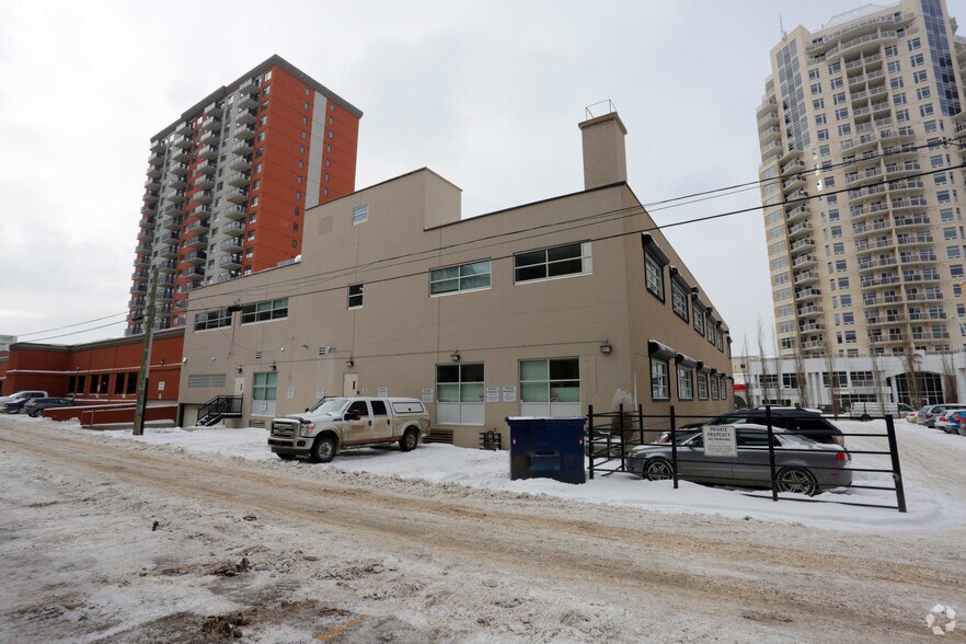 10345 105th St NW, Edmonton, AB à vendre - Photo de l’immeuble – Image 2 sur 7