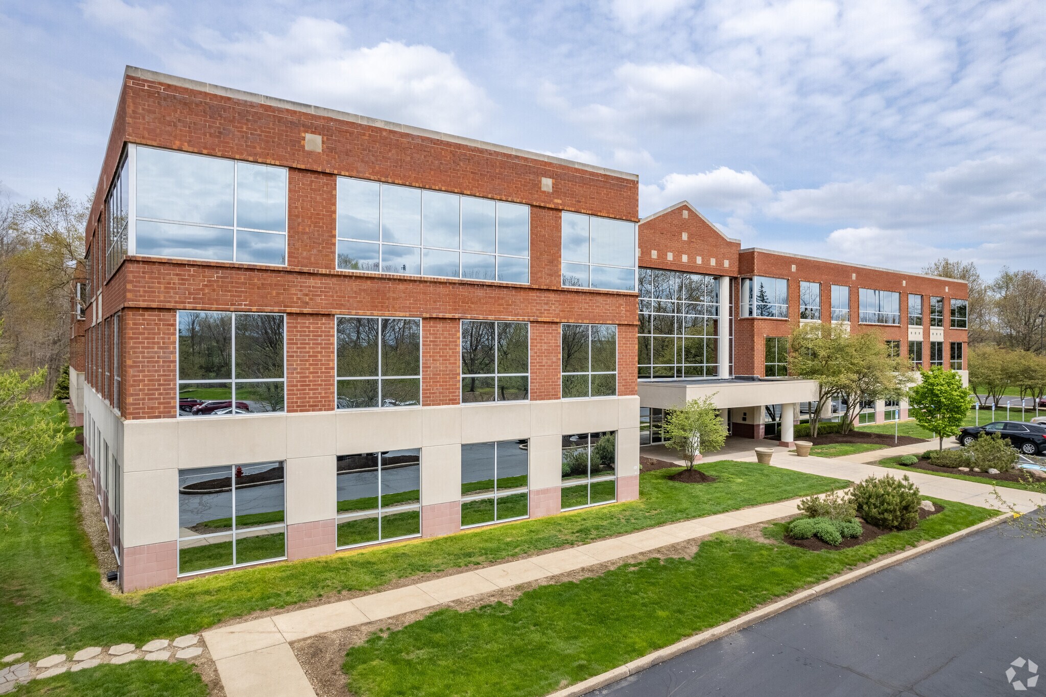3875 Embassy Pky, Akron, OH à louer Photo principale– Image 1 sur 6