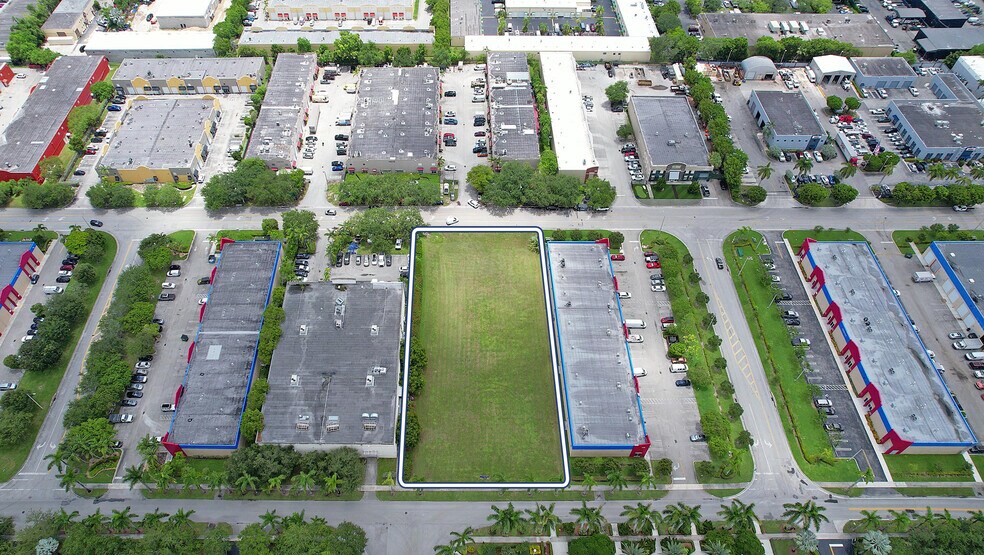 14080 SW 143rd Ct, Miami, FL à louer - Photo de l’immeuble – Image 2 sur 6