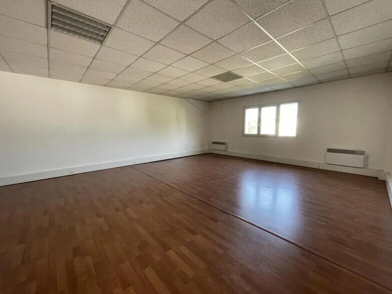 Bureau dans Puget-sur-Argens à louer - Photo de l’immeuble – Image 3 sur 4