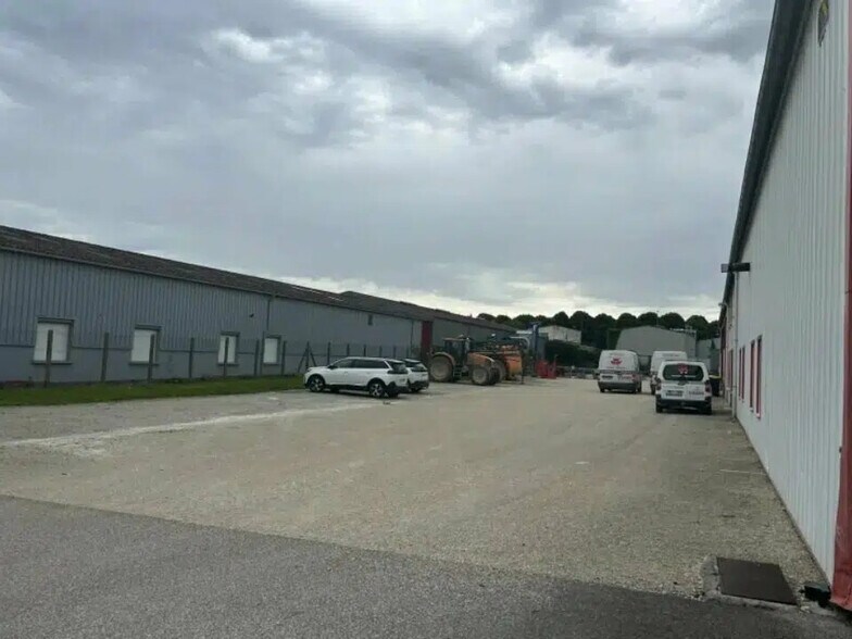 Local d’activités dans Saint-André-les-Vergers à louer - Photo de l’immeuble – Image 1 sur 8