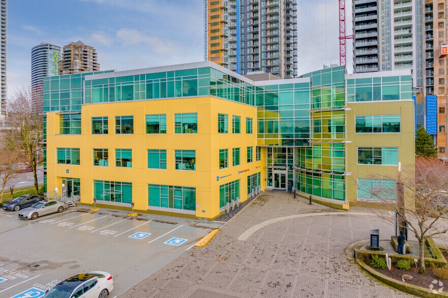 3999 Henning Dr, Burnaby, BC à louer - Photo de l’immeuble – Image 1 sur 6