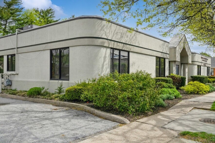 675 Old Country Rd, Westbury, NY à vendre - Photo de l’immeuble – Image 3 sur 12