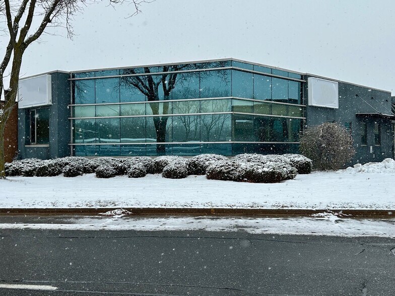 2575 Ouellette Pl, Windsor, ON à louer - Photo principale – Image 1 sur 4