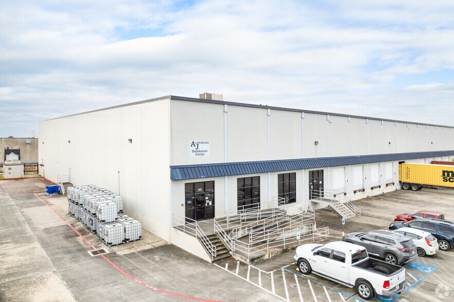 9040 Railwood Dr, Houston, TX à louer - Photo de l’immeuble – Image 1 sur 5