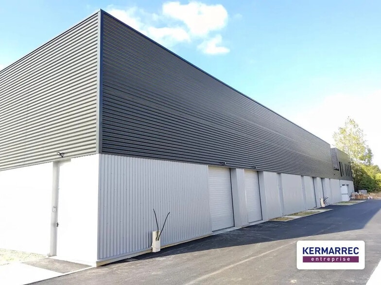 Local d’activités dans La Mézière à louer - Photo de l’immeuble – Image 3 sur 8