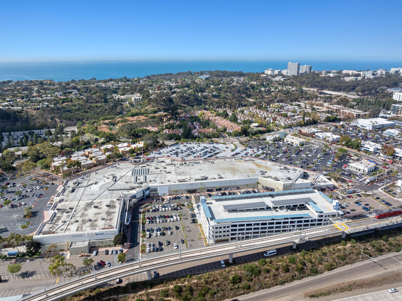 8657 Villa La Jolla Dr, La Jolla, CA à louer - Photo de l’immeuble – Image 1 sur 13