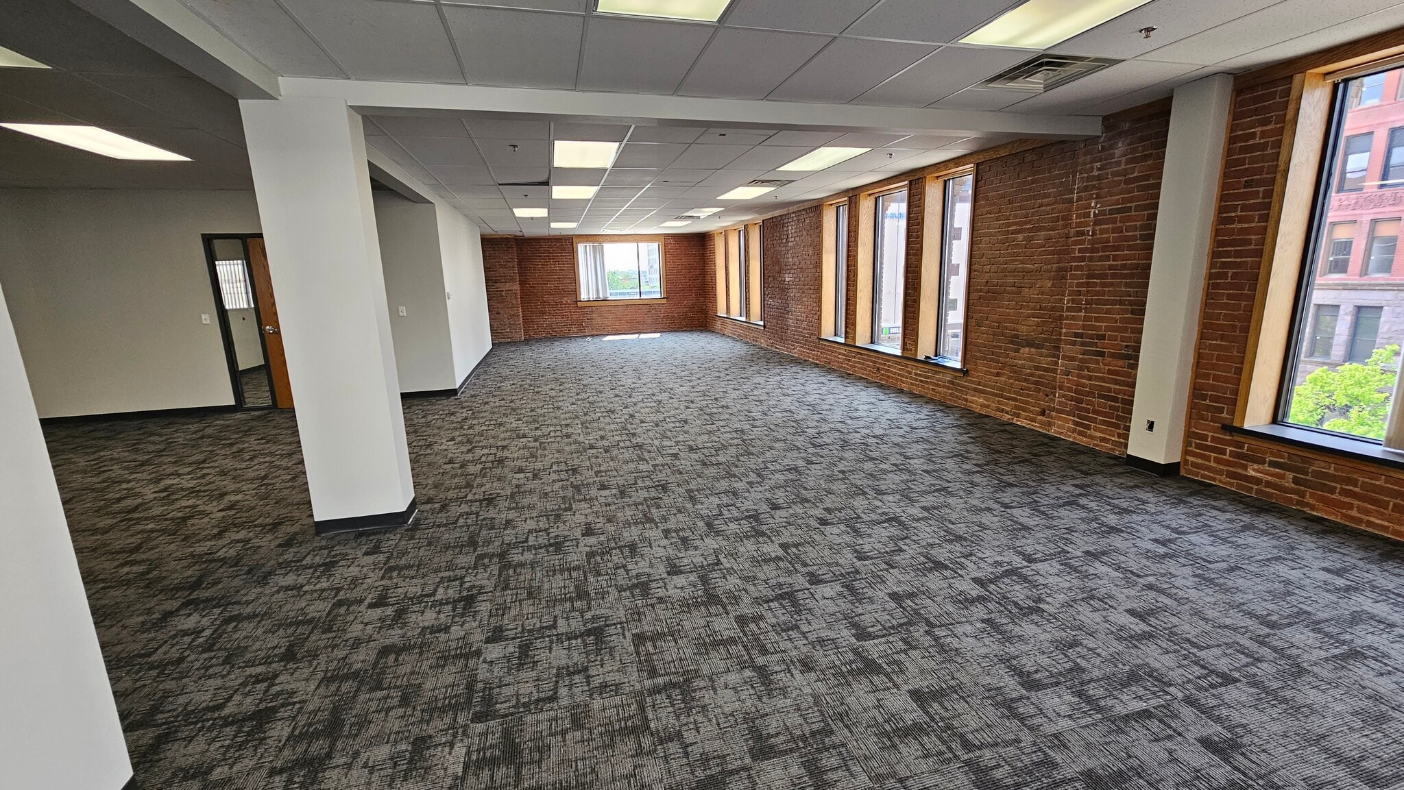 311 3rd Ave SE, Cedar Rapids, IA à louer Photo intérieure– Image 1 sur 2