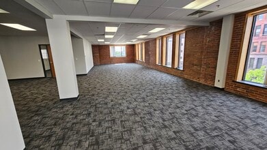 311 3rd Ave SE, Cedar Rapids, IA à louer Photo intérieure– Image 1 sur 2