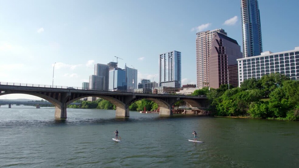 8701 Menchaca Rd, Austin, TX à louer - Vidéo sur l’annonce professionnelle – Image 3 sur 20