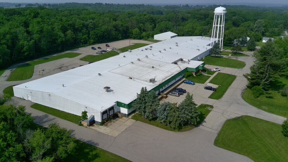5560 E Buss Rd, Clinton, WI à louer - Photo de l’immeuble – Image 1 sur 6