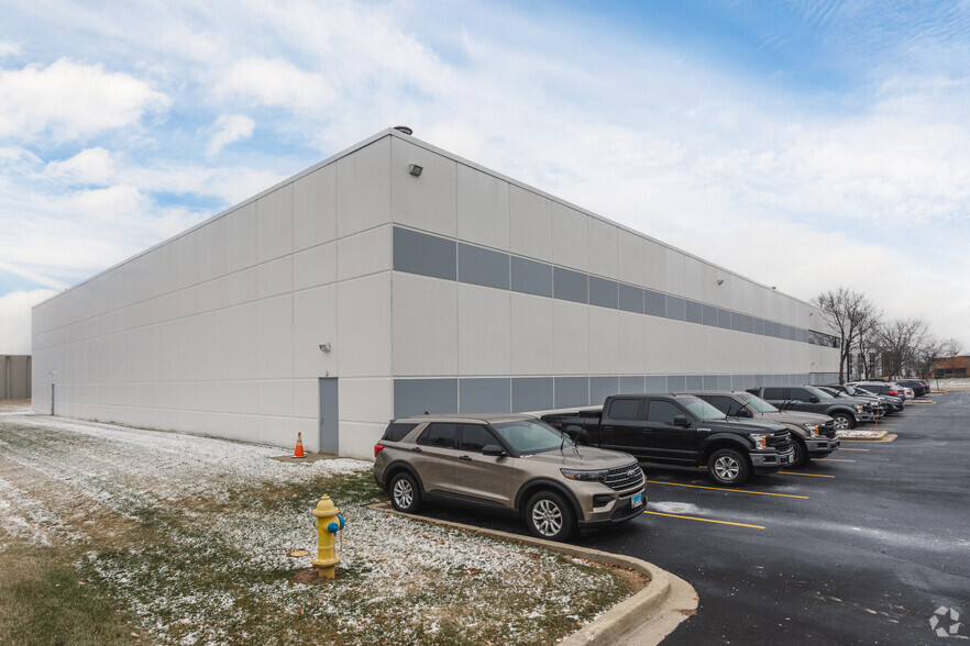 880 Corporate Woods Pky, Vernon Hills, IL à louer - Photo de l’immeuble – Image 3 sur 5