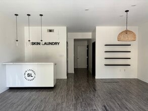 11723-11733 Barrington Ct, Los Angeles, CA à louer Photo de l’immeuble– Image 2 sur 2