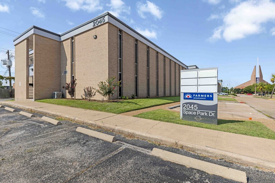 2045 Space Park Dr, Houston, TX à louer - Photo de l’immeuble – Image 3 sur 24