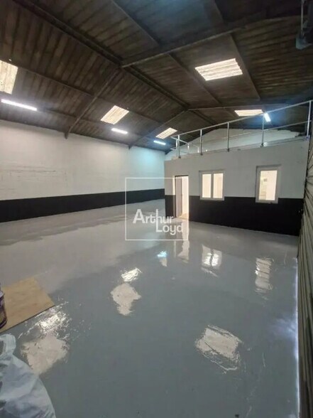 Local d’activités dans Fontenay-le-Vicomte à louer - Photo de l’immeuble – Image 1 sur 5
