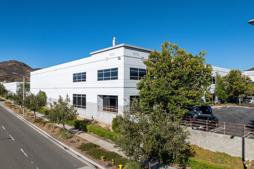 28720 Witherspoon Pky, Valencia, CA à louer - Photo principale – Image 1 sur 8