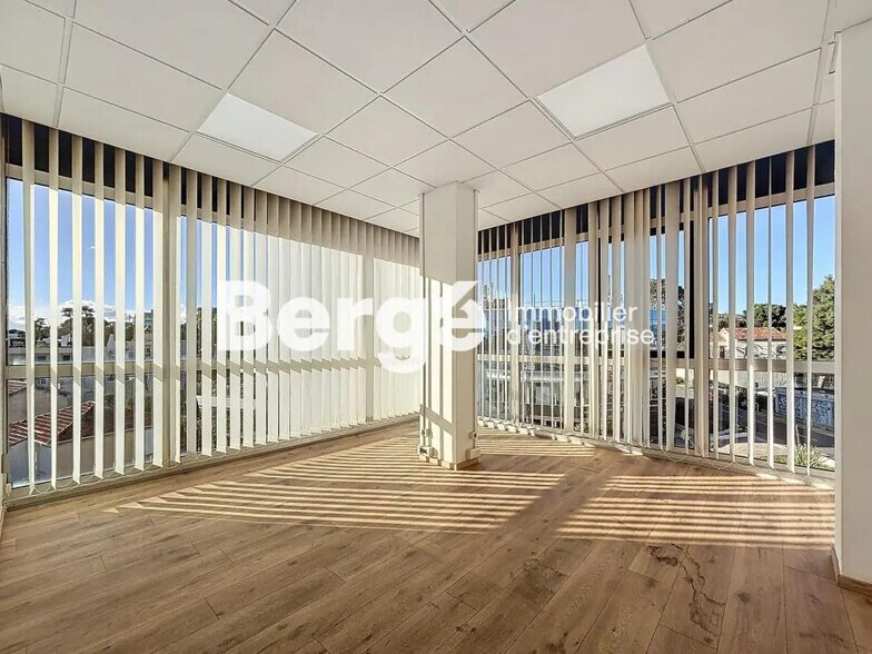 Bureau dans Saint-Laurent-du-Var à louer - Photo de l’immeuble – Image 3 sur 8