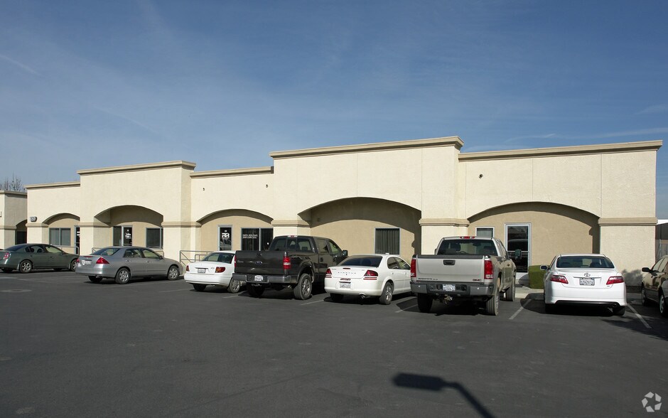 1525 N Schnoor Ave, Madera, CA à louer - Photo de l’immeuble – Image 3 sur 7