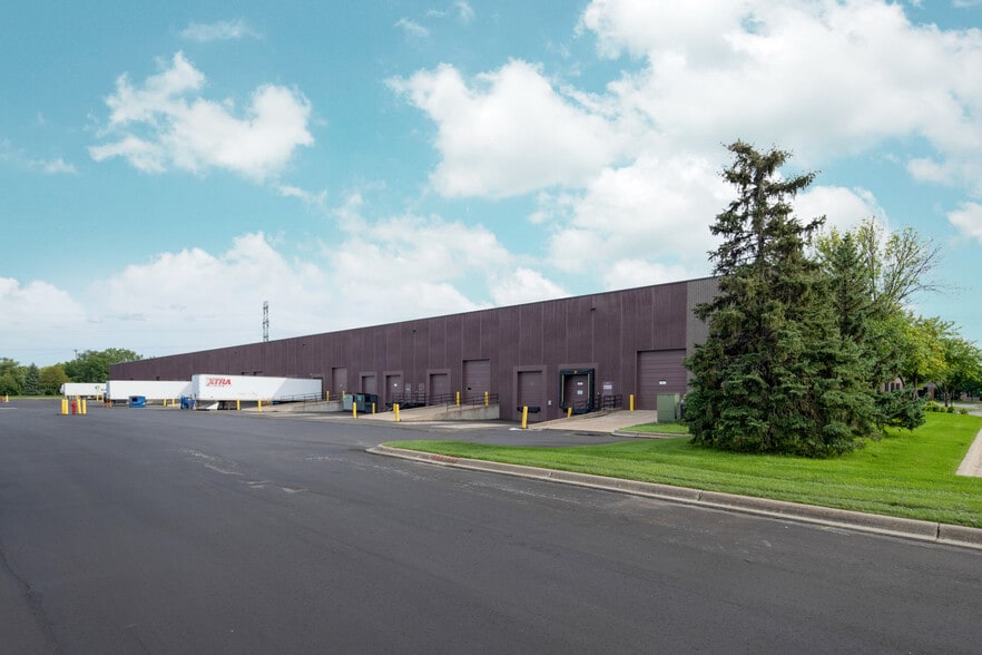 601 Campus Dr, New Brighton, MN à louer - Photo de l’immeuble – Image 2 sur 10
