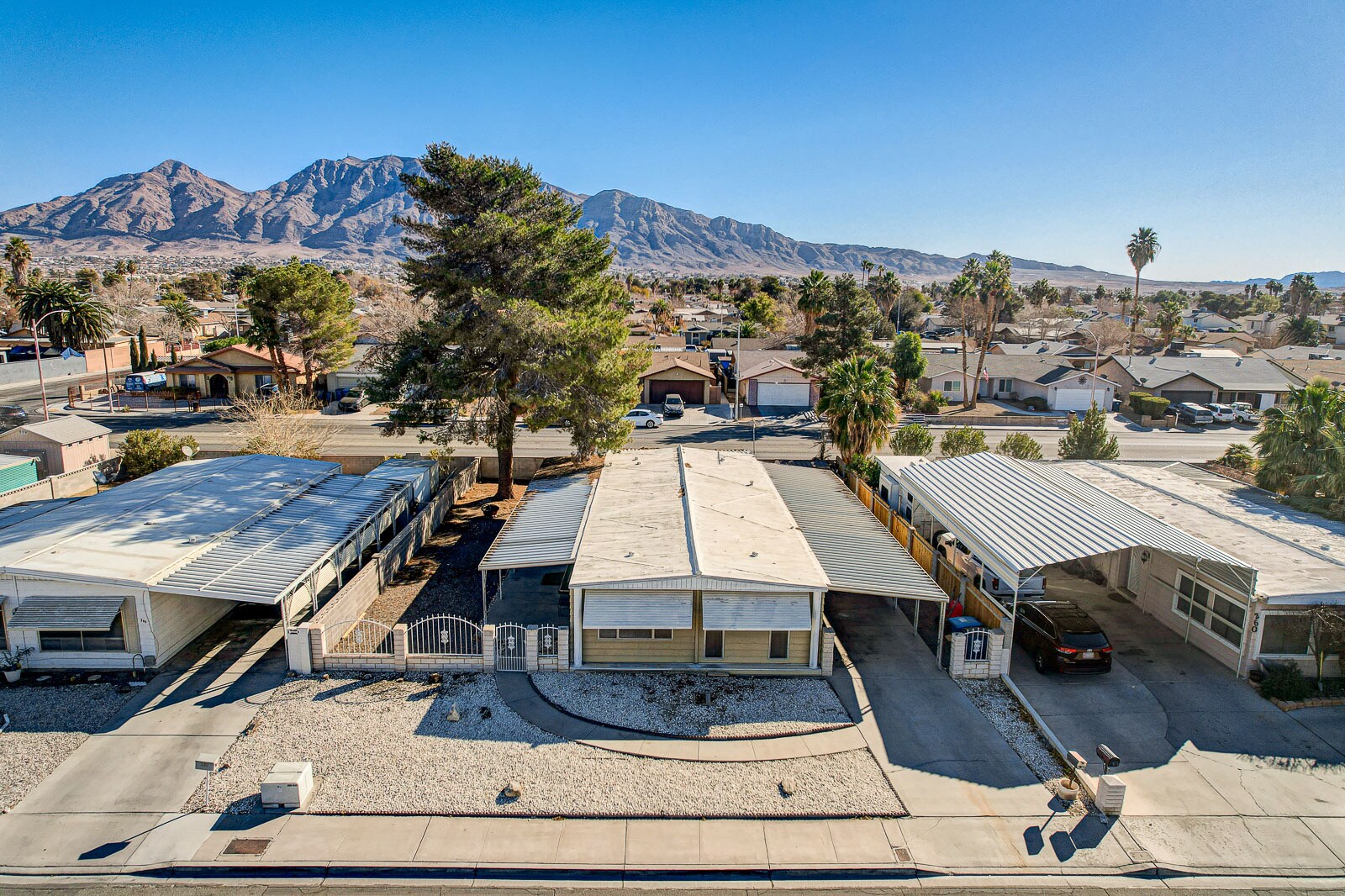 270 Sir Richard East Dr, Las Vegas, NV à vendre Photo principale– Image 1 sur 3