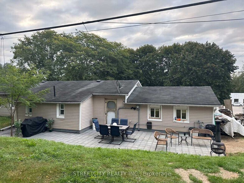 1812 Longwoods rd, Southwest Middlesex, ON à vendre - Photo de l’immeuble – Image 2 sur 16