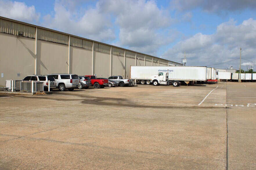 5808 Berry Brook Dr, Houston, TX à vendre - Photo de l’immeuble – Image 3 sur 8