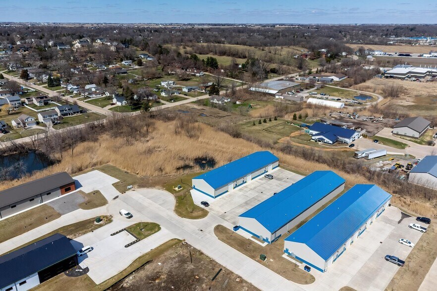 3263 Moencks Ct, Bettendorf, IA à louer - Photo de l’immeuble – Image 2 sur 4