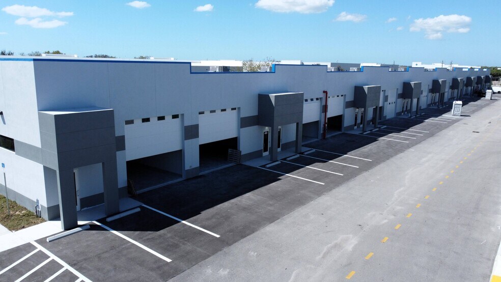 16101 Lee Rd, Fort Myers, FL à louer - Photo principale – Image 1 sur 13