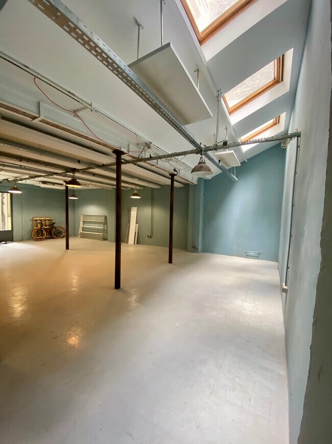Plus de détails pour 123 Rue Du Faubourg Saint-Antoine, Paris - Bureau à louer