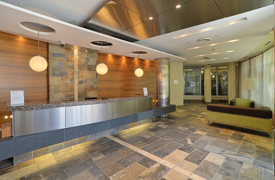 228-230 Queens Quay W, Toronto, ON à vendre - Photo de l’immeuble – Image 2 sur 7