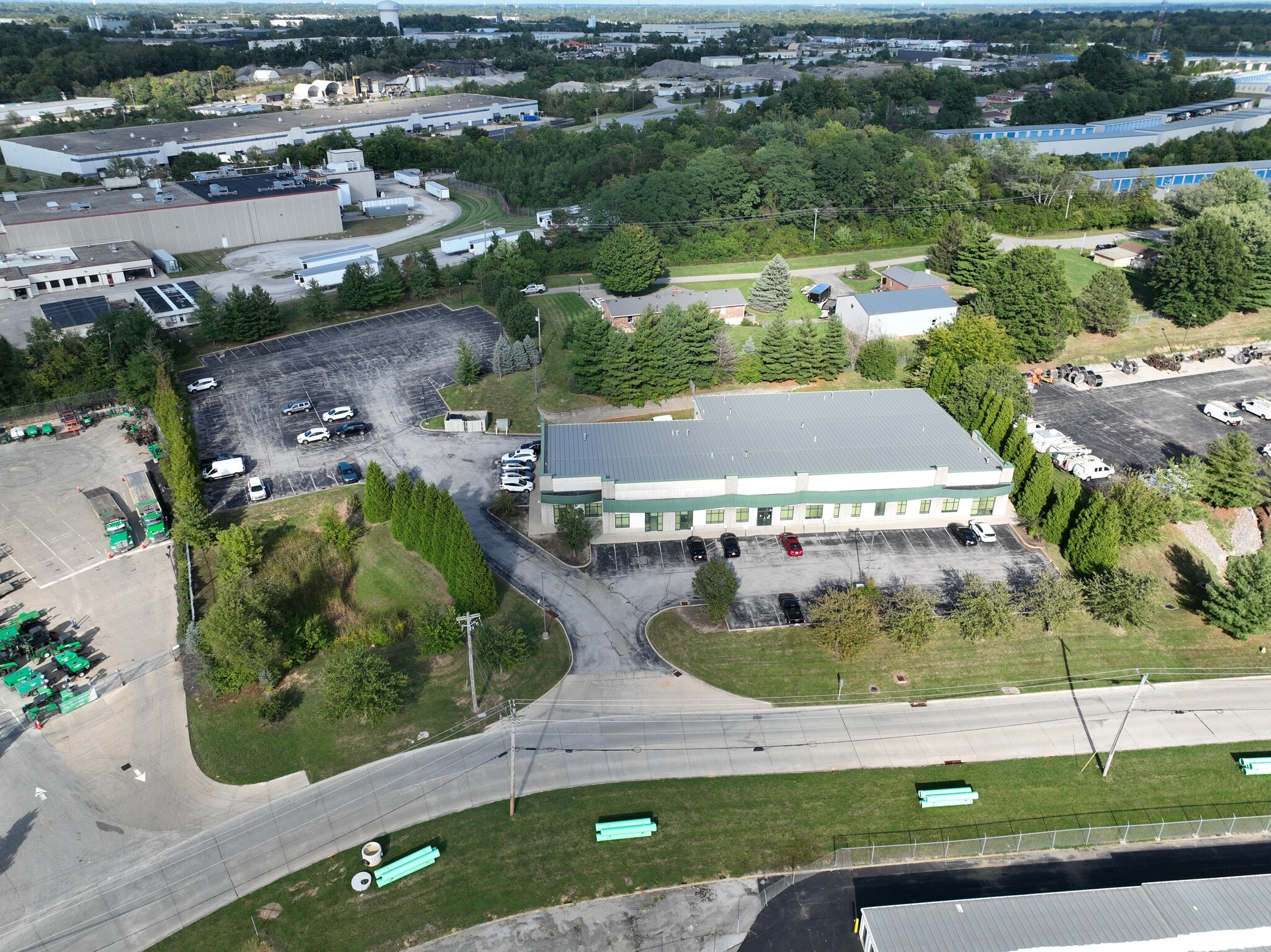 350 Aristocrat Dr, Florence, KY à louer Photo principale– Image 1 sur 6