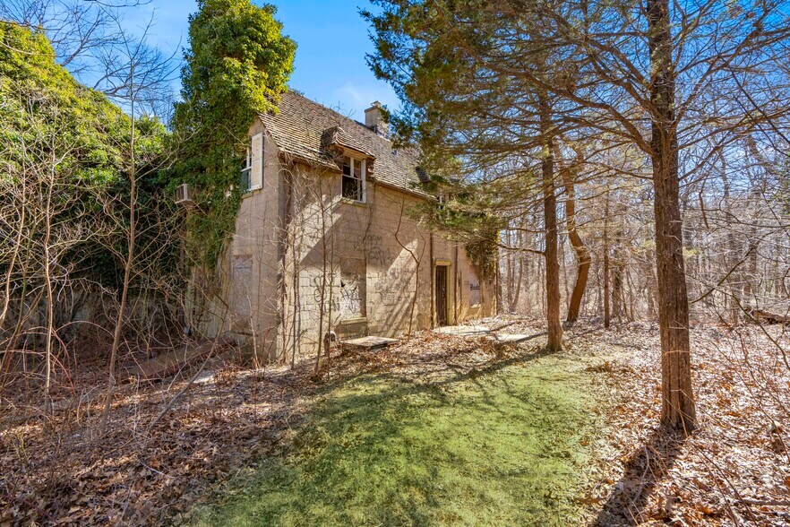 2340 Cedar Swamp Rd, Glen Head, NY à vendre - Photo de l’immeuble – Image 3 sur 12