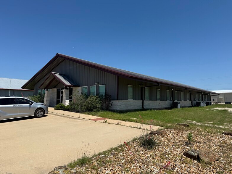 6102 Imperial Loop, College Station, TX à louer - Photo de l’immeuble – Image 2 sur 11