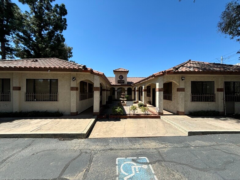199 S Monte Vista Ave, San Dimas, CA à louer - Photo de l’immeuble – Image 1 sur 4