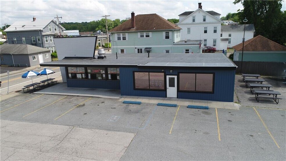 923 - 925 Main Street West Warwick portefeuille de 2 biens à vendre sur LoopNet.fr - Photo de l’immeuble – Image 3 sur 24