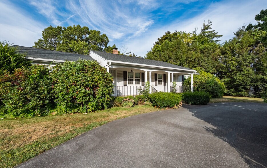 1189 Atwood Ave, Johnston, RI à vendre - Photo de l’immeuble – Image 2 sur 6