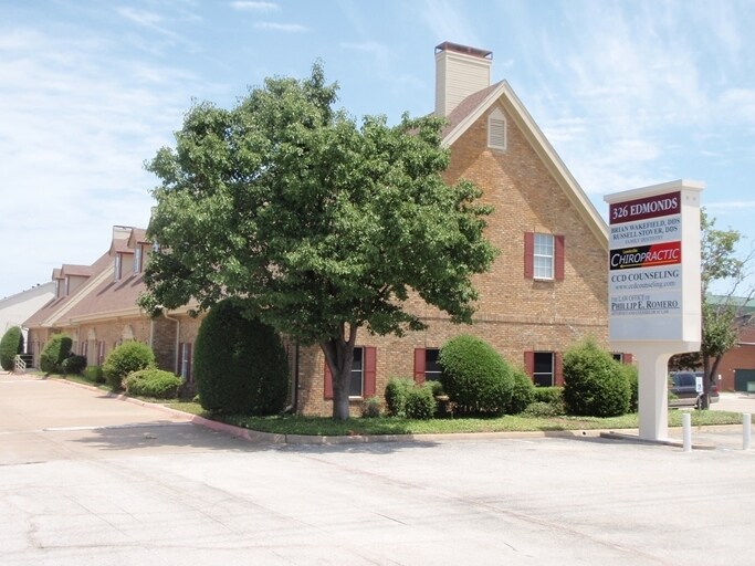 326 S Edmonds Ln, Lewisville, TX à louer - Photo de l’immeuble – Image 3 sur 29