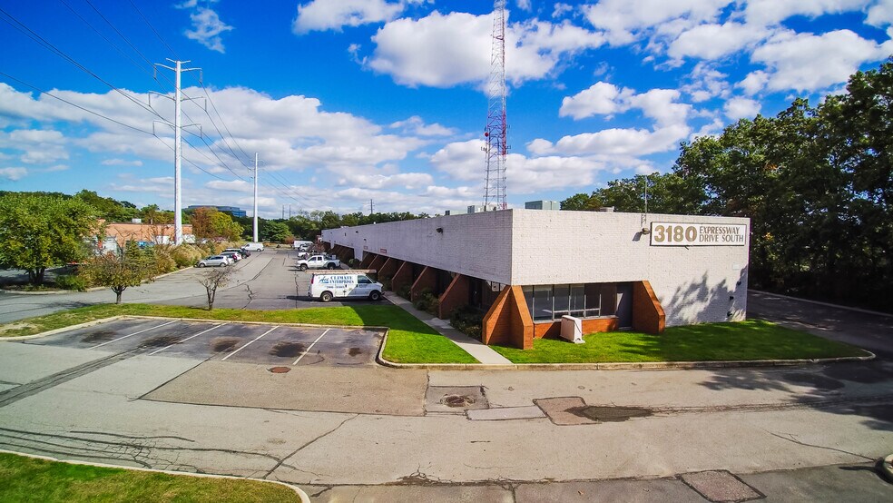 3180 Expressway Dr S, Islandia, NY à louer - Photo de l’immeuble – Image 2 sur 7
