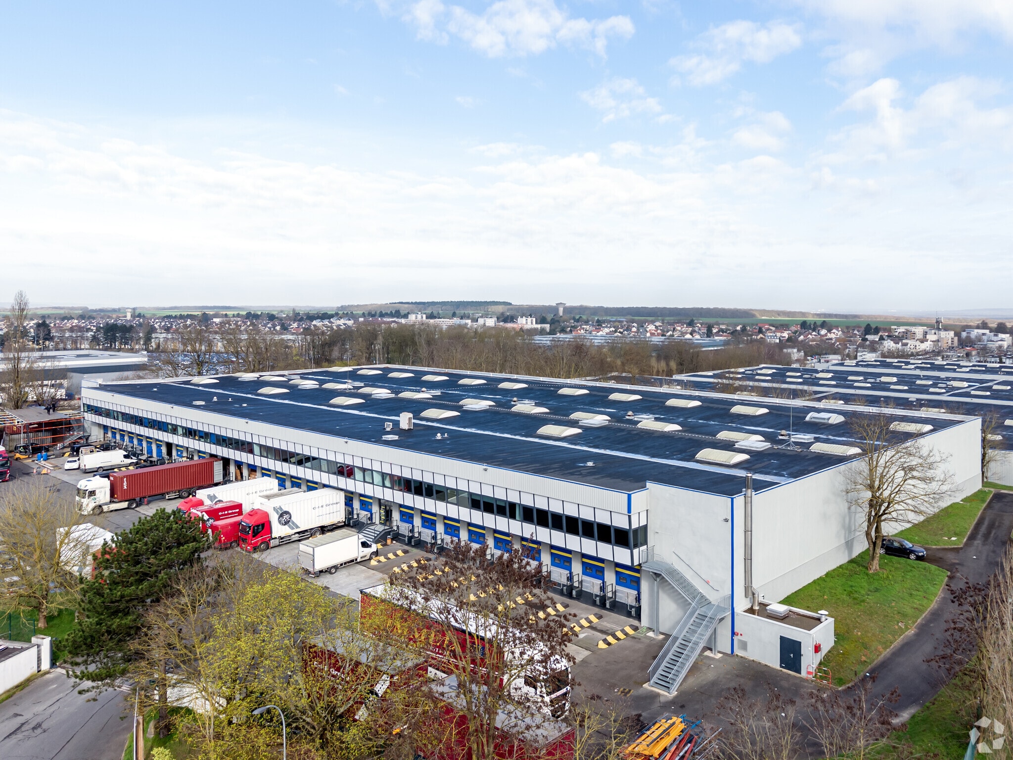 Industriel/Logistique dans Saint-Witz à louer Photo principale– Image 1 sur 16