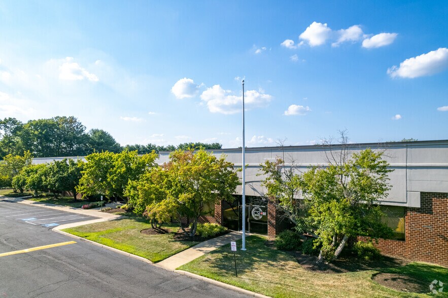 105 Terry Dr, Newtown, PA à louer - Photo principale – Image 1 sur 5