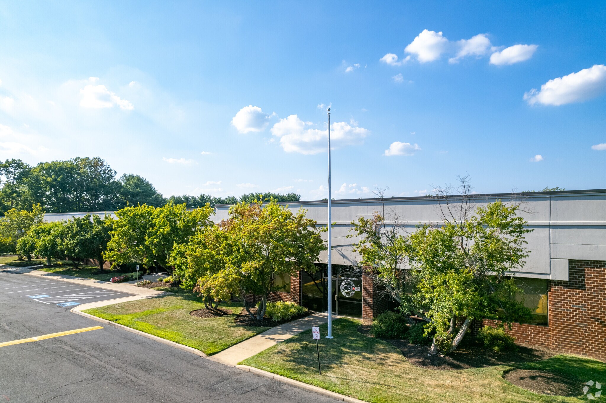 105 Terry Dr, Newtown, PA à louer Photo principale– Image 1 sur 6