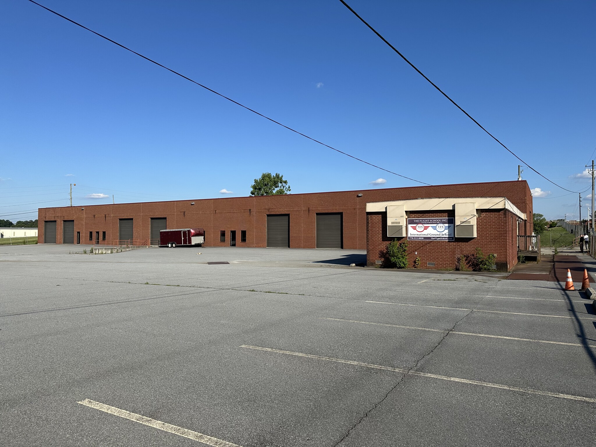 402 Industrial Park Dr, Lawrenceville, GA à louer Photo principale– Image 1 sur 2