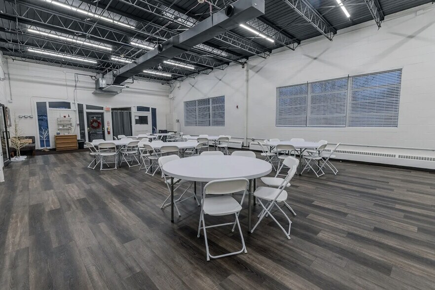 14 E State St, North Aurora, IL à louer - Photo de l’immeuble – Image 3 sur 4