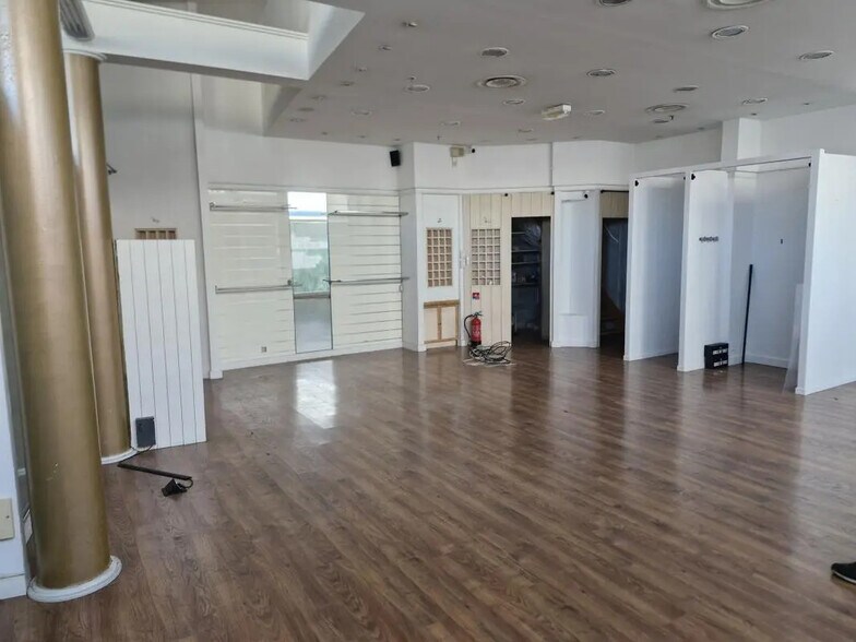 Local commercial dans Mandelieu-la-Napoule à louer - Photo de l’immeuble – Image 2 sur 6